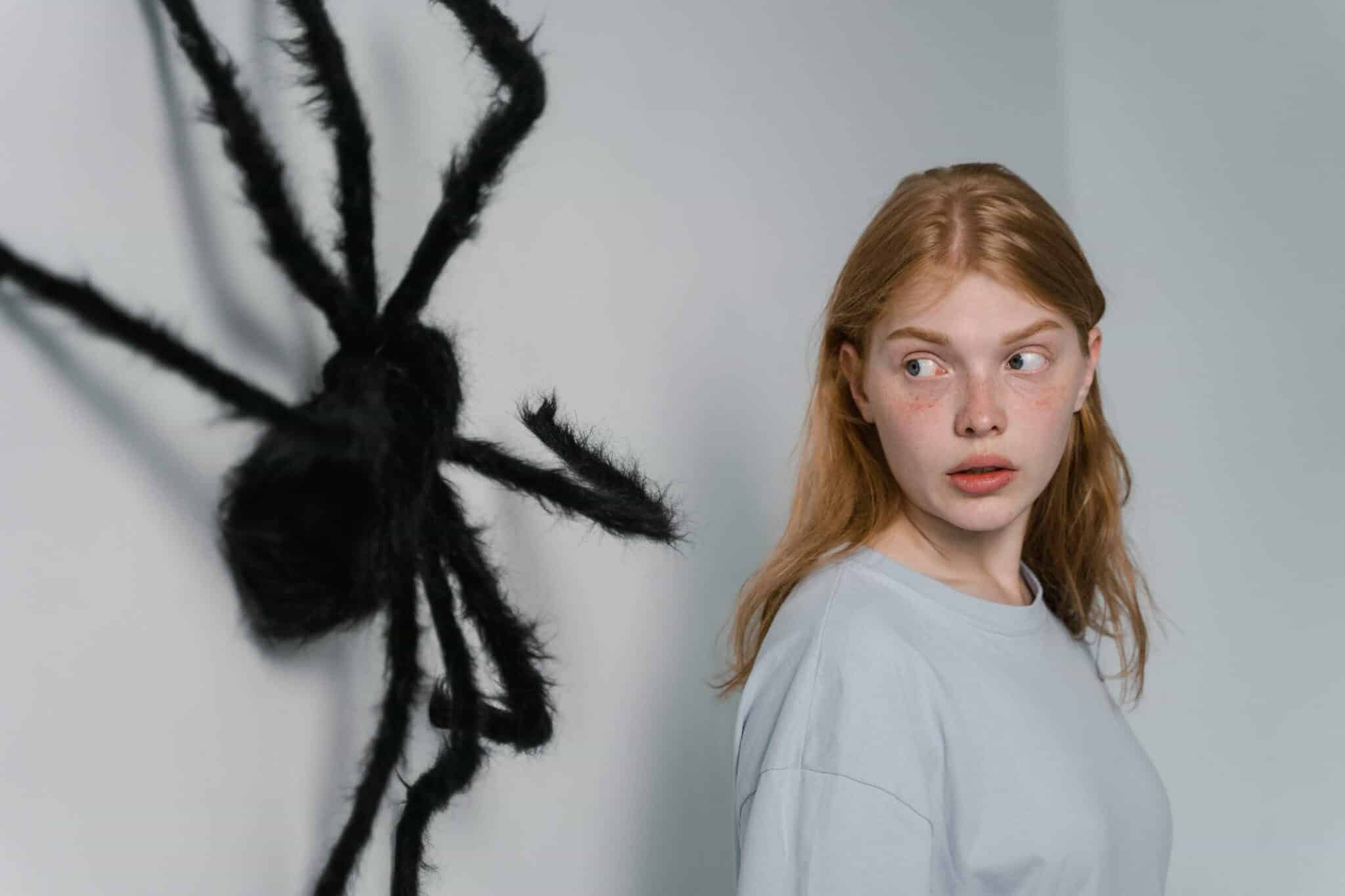 Kvinde med angst for edderkopper